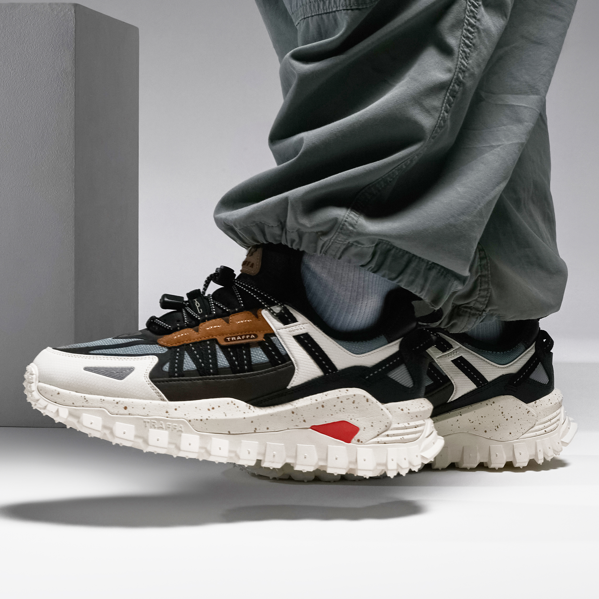 Кроссовки EXXOVARD